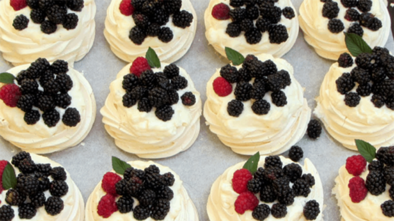 Mini Pavlovka se šlehačkou – skvost mezi zákusky: Korpusy vydrží v chladničce celé dny, tento dezert nemá konkurenci !