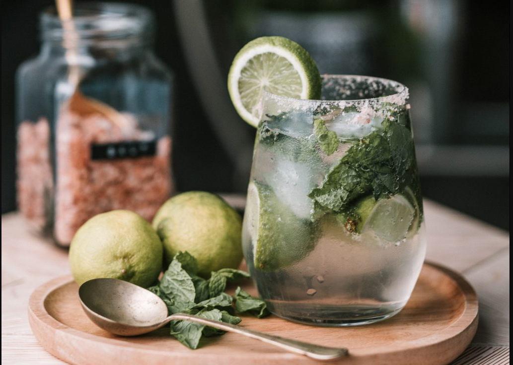 Na večírku vázla nálada. Tak vzala mátu, limetku a cukr. Všechno smíchala ve džbánu a zalila to rumem. Takové osvěžení ještě nezažili!