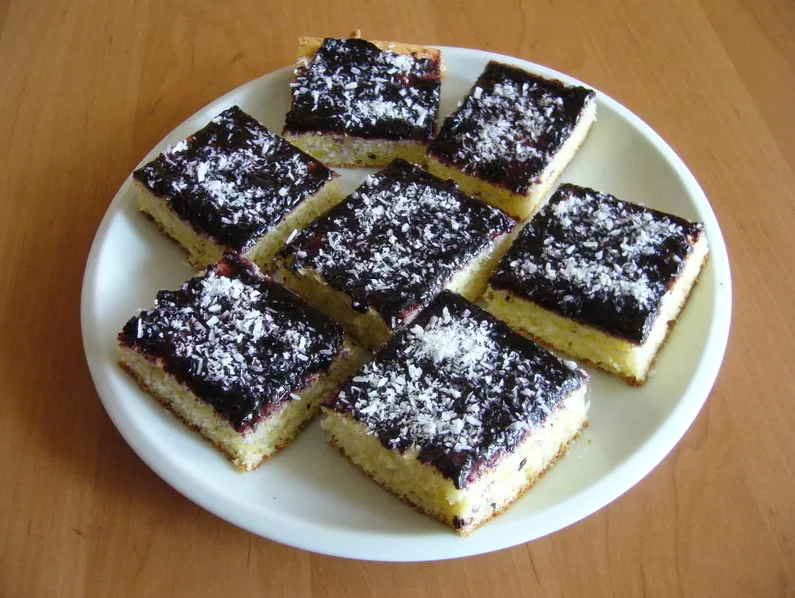 Nastrouhala cuketu, smíchala ji s cukrem a za 20 minut servírovala luxusní moučník. Plech byl prázdný dřív, než řekla dobrou chuť!