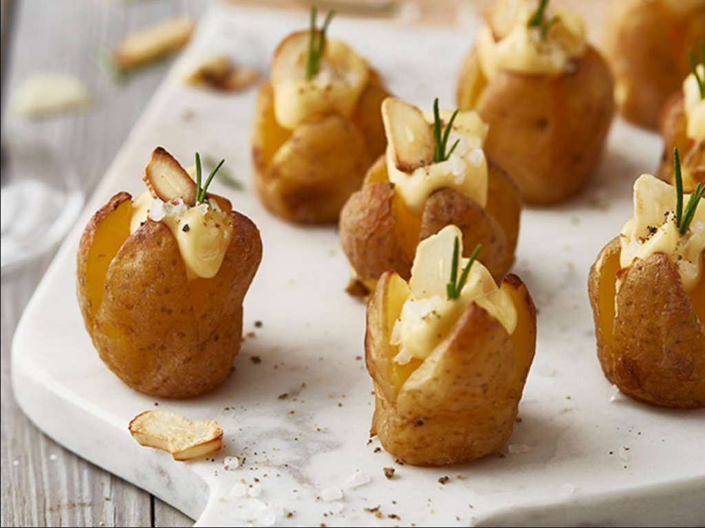 Ohlásila se nečekaná návštěva. Za 15 minut připravila takové pohoštění, jaké nikdo nečekal. Nezbyla ani brambůrka! Udělejte si grilované bramborové květy i vy.