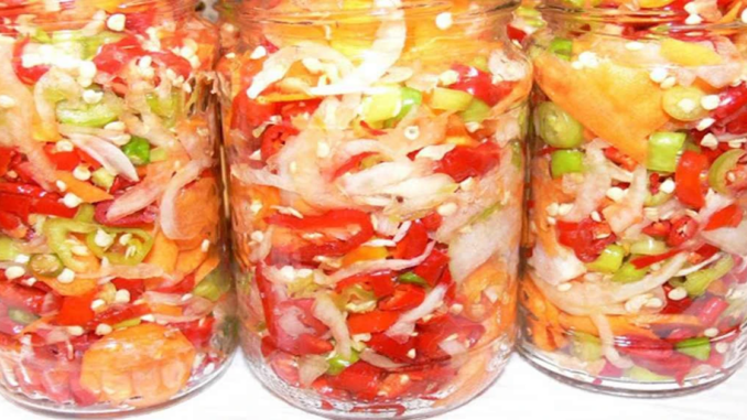 Pekelně dobrý salát z chilli a cibule – bez chemie, ale s chutí, na kterou se nezapomíná!