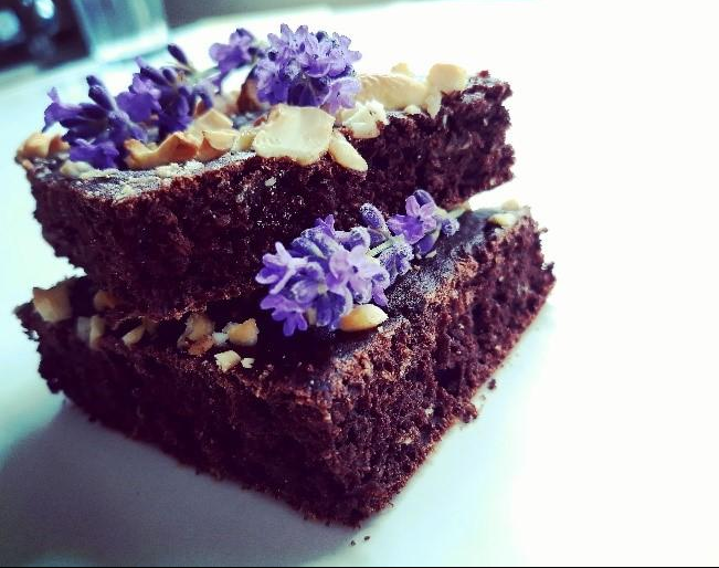 Smíchala banány s jogurtem a hodila to do trouby. Za 15 minut už voněl tak luxusní moučník, jaký nikde nekoupíte, pouze doma připravíte.