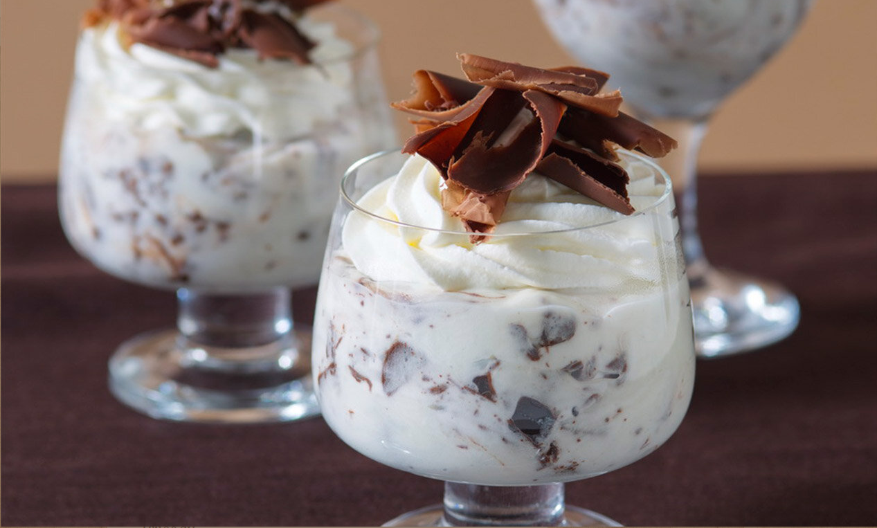 Smíchala pudink se šlehačkou a posypala to čokoládou. Za 10 minut servírovala dezert, jaký jste ještě zaručeně nejedli!