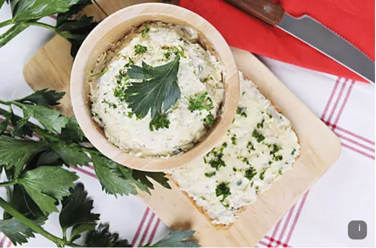 Takovou pomazánku jste ještě neochutnali. Základem je celer a výsledek je přímo božský! A hlavně, nepřiberete po ní ani deko!