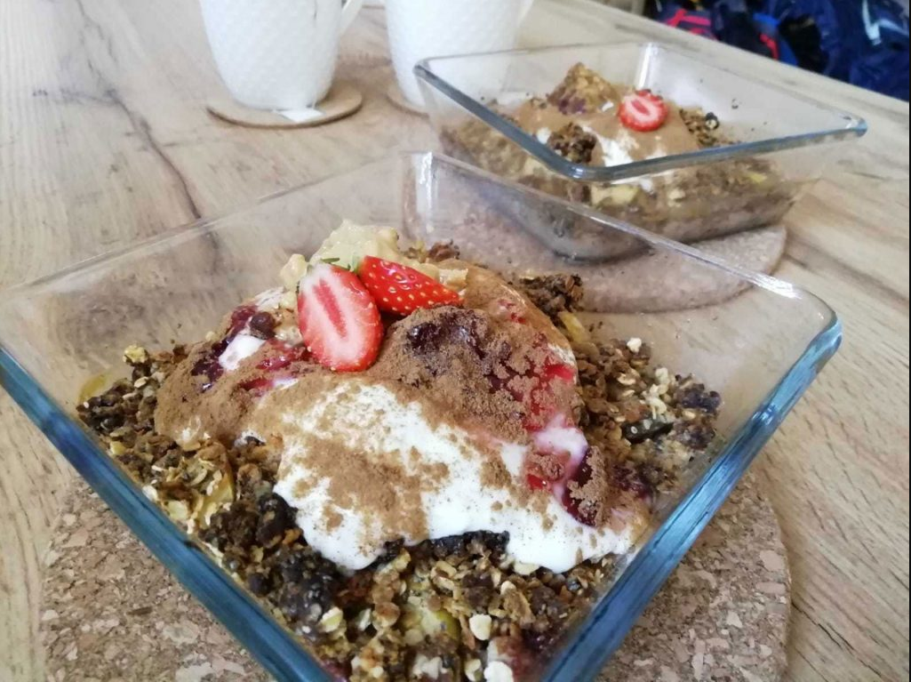 Teplá, zdravá a chutná snídaně za pár minut? Tato žena ví, jak na to. Její ovesné crumble není obyčejné jídlo, ale luxusní dezert pro celou rodinu!
