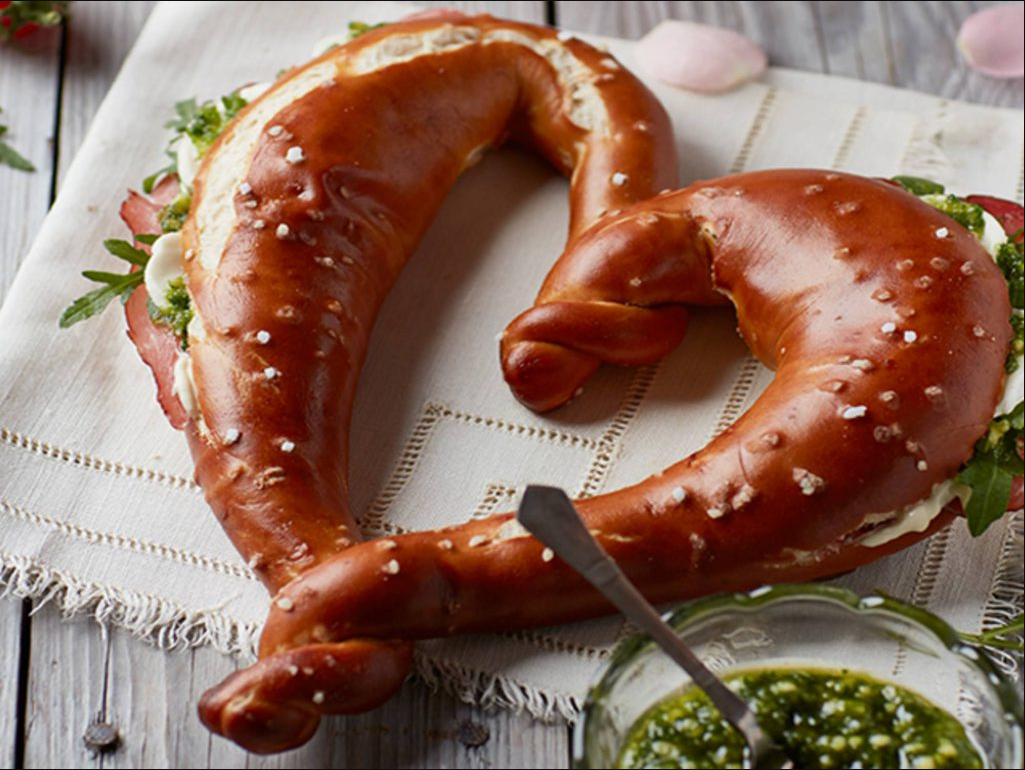 Vydatná snídaně za 10 minut? Je to tak a stačí k tomu pár surovin, které koupíte všude a za pár korun. Posilněte se na celé dopoledne i vy!