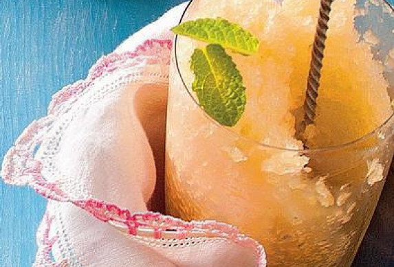 Vzala meloun, mango a strčila to do mrazáku. Za 30 minut podávala osvěžující lahodu, jakou už dlouho nikdo neochutnal!