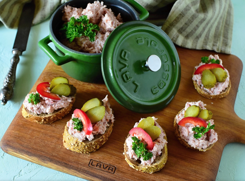 Vzala uherák a pomlela ho. Za 15 minut servírovala luxusní pomazánku, jakou rodina ještě nejedla. Druhý den mlela znova….Pomazánka, která se nikdy nepřejí!