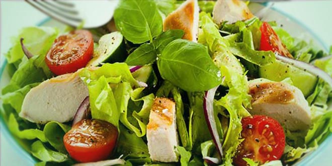 Salát s kuřecím, rajčaty a olivami