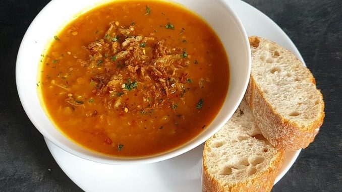 Červená čočková kokosová polévka