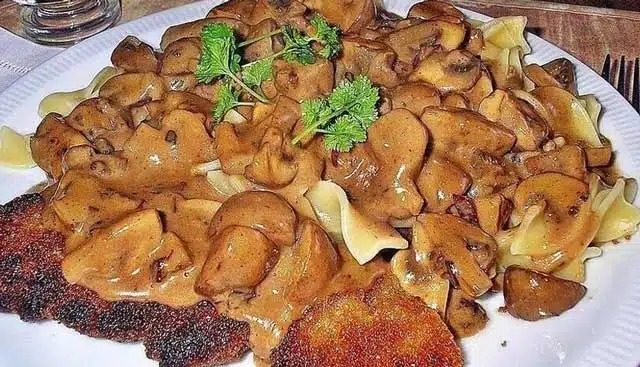 Jägerschnitzel se špeclemi – recept na večeři