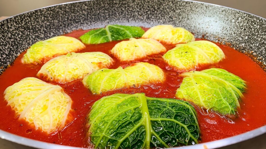 Kohlrouladen, plním je rýží a sýrem a pak vařím v rajčatech: Prodávají se jako teplé rohlíky!