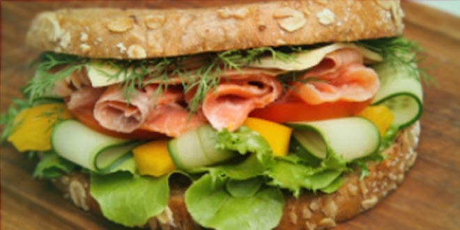 Proteinový chléb s uzeným lososem, paprikou, okurkou a rajčetem – Low carb