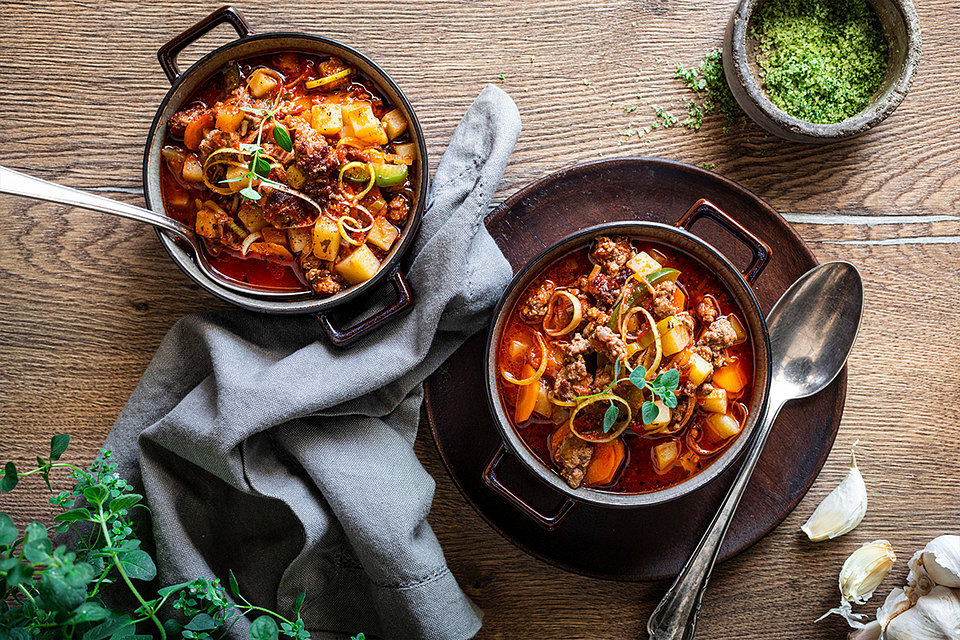 Pestrá dušená směs mletého masa a zeleniny
