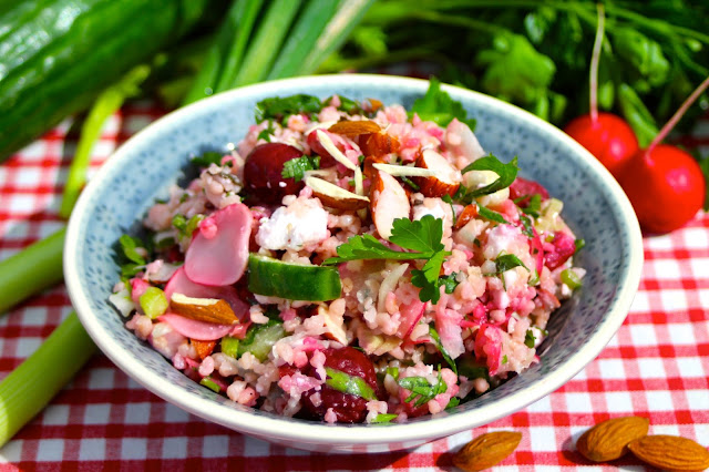 Bulgurový salát s třešněmi a fetou