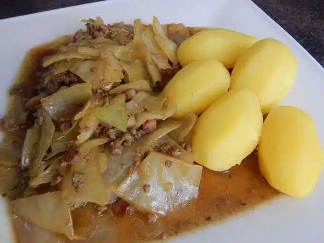 Dušené zelí nebo roztrhané zelné závitky – recept