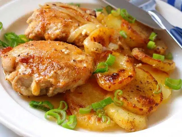 Pečené kuřecí kousky s bramborami v smetanové omáčce