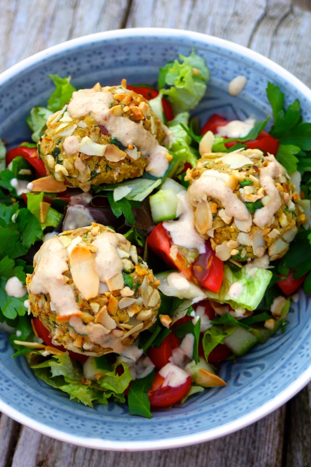 Křupavá mandle falafel miska s citronovým tahini dresinkem (veganské)