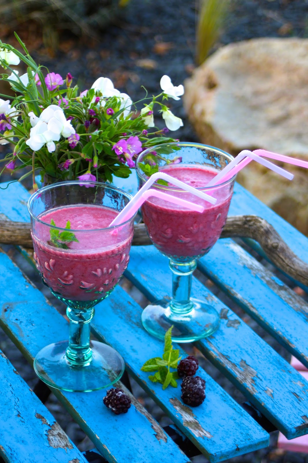 Kokosový koktejl s ostružinami