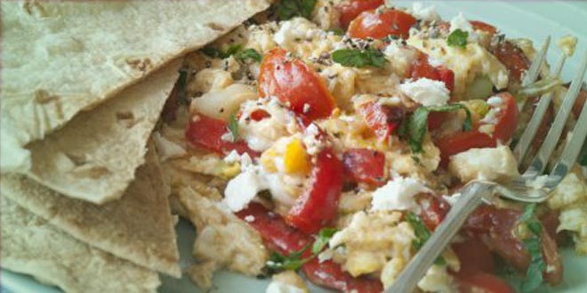 Míchaná vejce s rajčaty, fetou a tortillou (Sacharidy: 20 %)