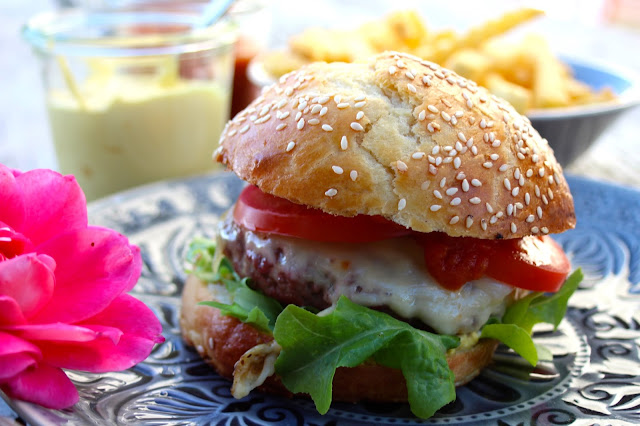 Dokonalý cheeseburger s domácí majonézou a kečupem