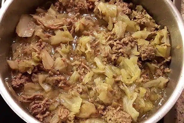 Recept na dušené zelí se salzkartoffeln (brambory ve slupce) – klasika z bývalé NDR