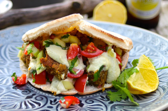 Falafel s kešu omáčkou v pita chlebu (vegan) a představení mého nového mixéru Philips Avance!