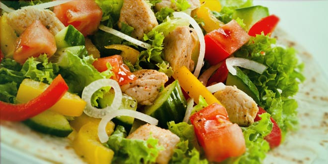 Salát s kuřecím, paprikou a fazolemi