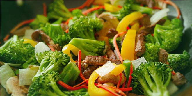 Hovězí nudličky s brokolicí, paprikou a cibulí