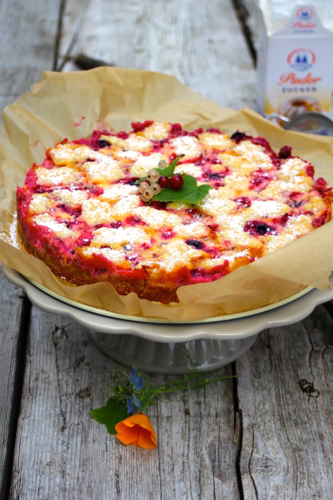 Zkuste rybízový koláč s vanilkovou zakysanou smetanou a máslovou drobenkou