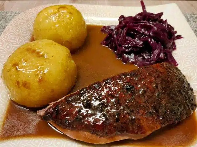 Pečená husa s červeným zelím a bramborovými knedlíky Rezept