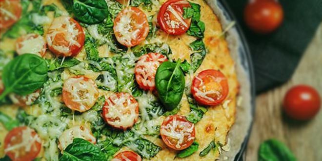 Pizza s květákovým základem, špenátem, rajčaty a parmezánem – Low Carb