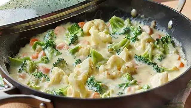 Květák a brokolice v krémové sýrové omáčce – recept