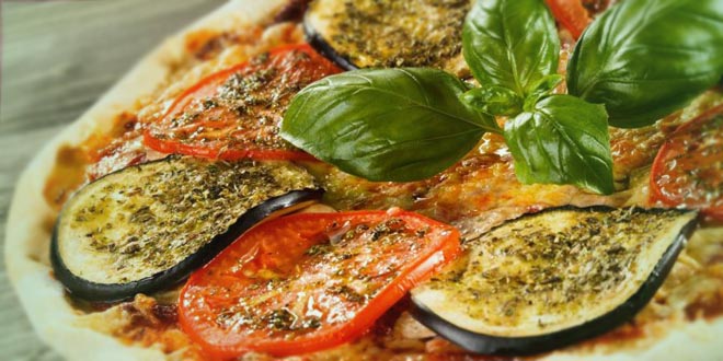 Pizza s tuňákem, lilkem a fetou – low carb