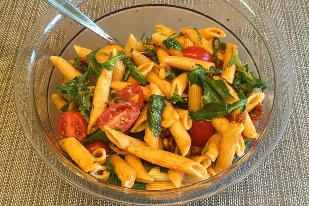 Italský těstovinový salát s pestem