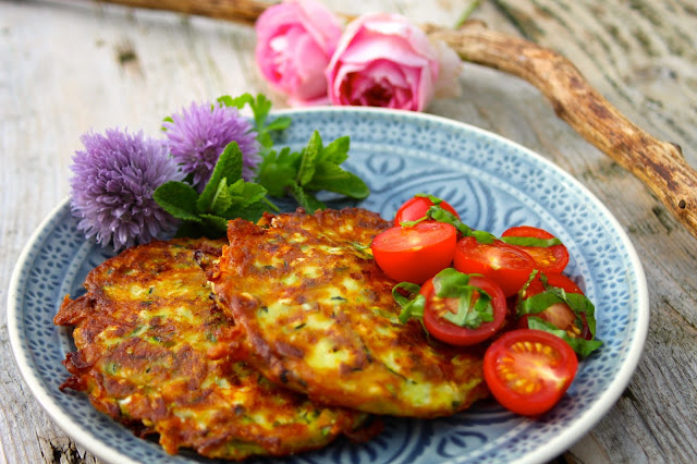 Cuketové muffiny se sýrem feta a rajčatovým salátem