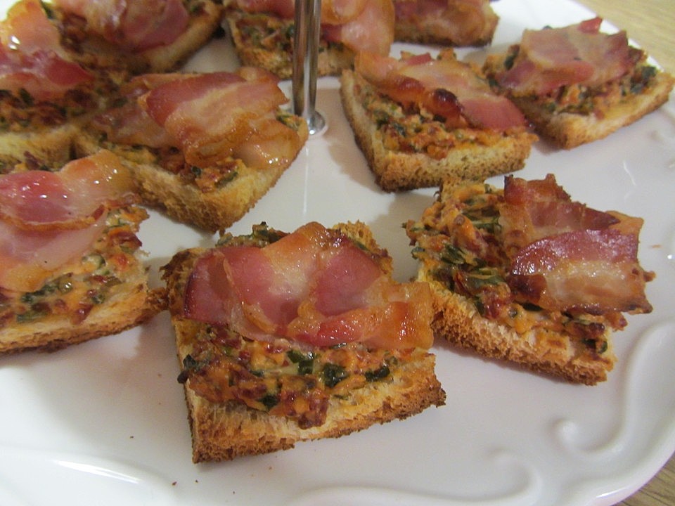 Snídaně s anglickou slaninou, rajčaty a čerstvým sýrem