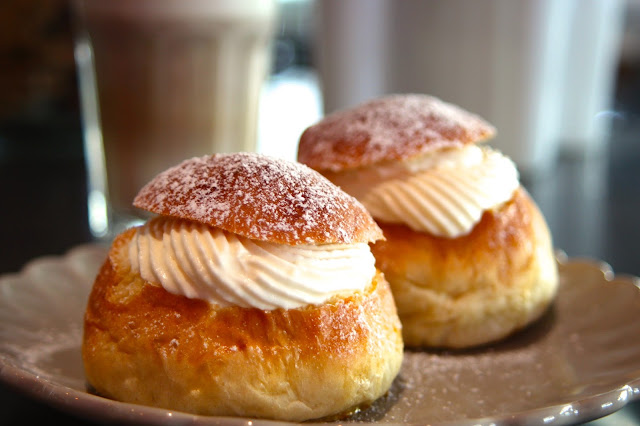 Semlor – švédské kynuté pečivo s marcipánovou šlehačkou