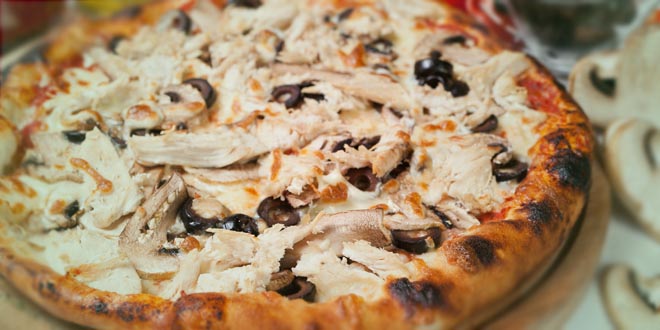 Pizzu s květákovým základem se šunkou, olivami a paprikou – nízkosacharidová (pouze 13 % sacharidů)