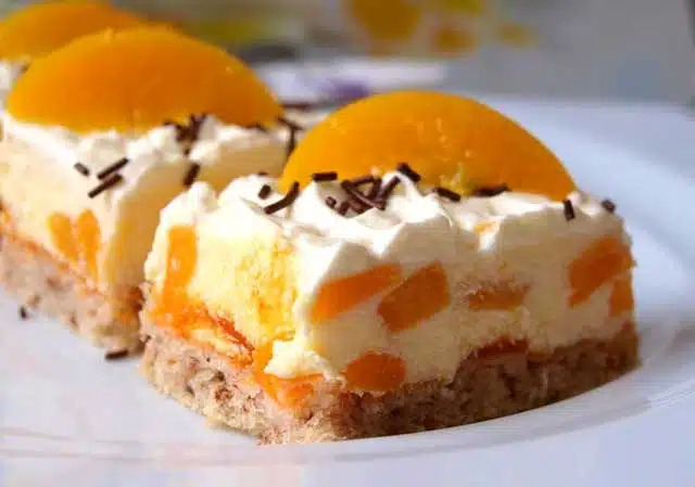Ořechový dort s broskvovou krémem – recept
