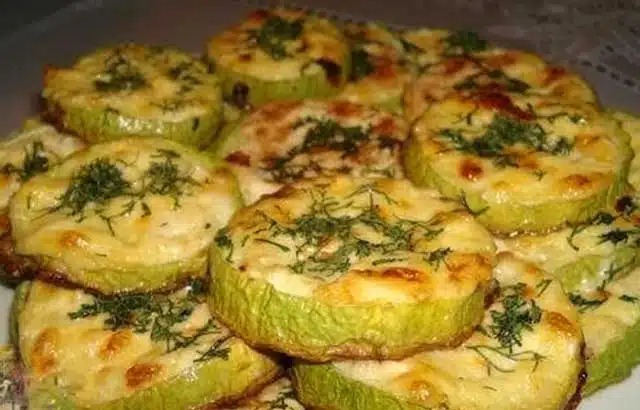 Zapečené cuketové plátky s česnekem a zakysanou smetanou