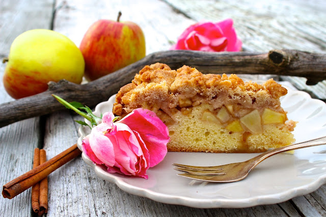 Skořicový jablečný koláč s drobenkou