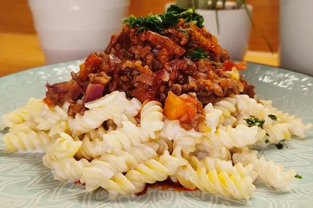 Těstoviny v jogurtu s mletým masovým ragú: Recept na jogurtové eriste