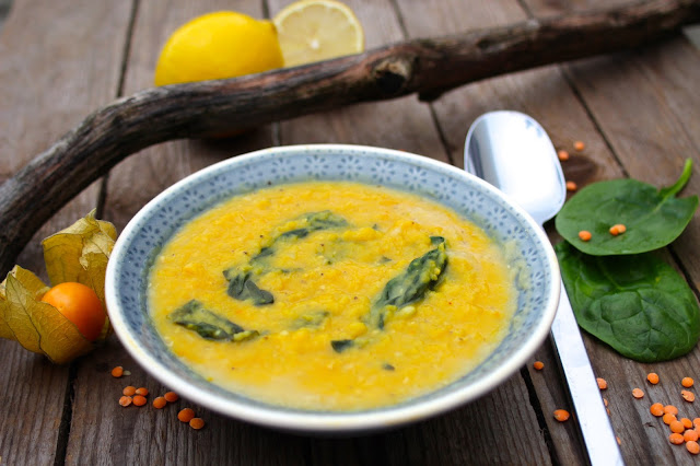 Polévka z červené čočky (veganská)