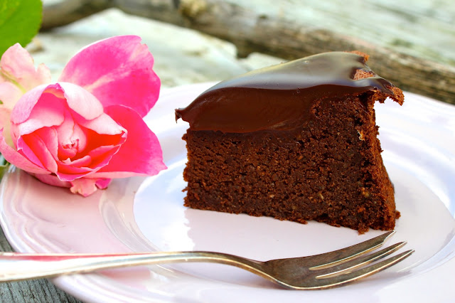 Šťavnatý čokoládovo-lískový dort s ganache polevou