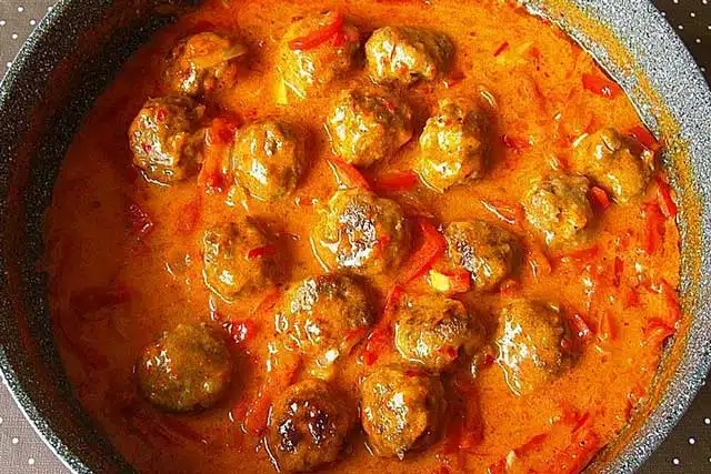 Masové kuličky v paprikové smetanové omáčce