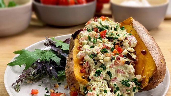 Pečené sladké brambory s avokádovo-paprikovým krémem