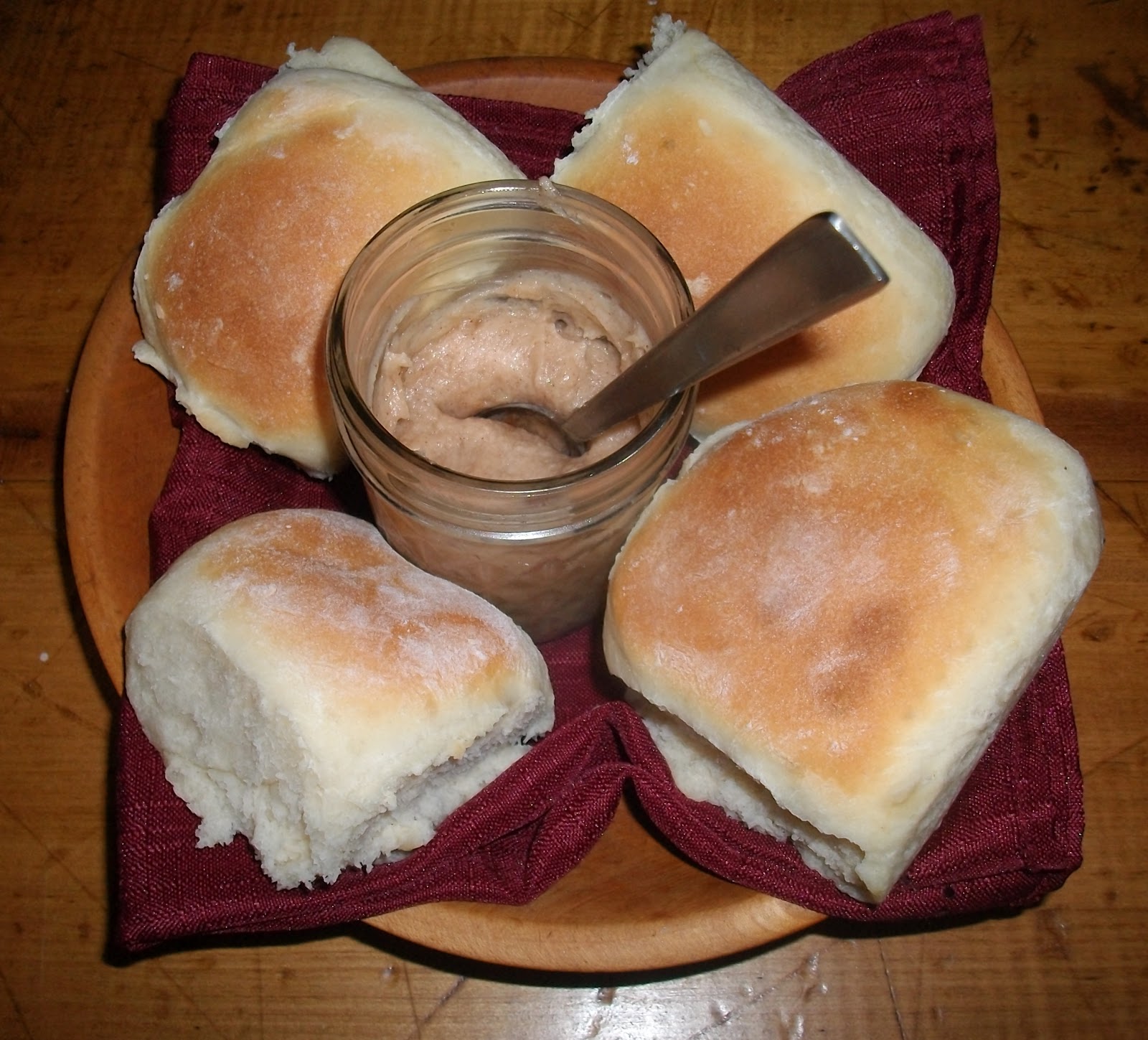 Texas-Roadhouse houskové koláčky s máslem s příchutí skořice a medu