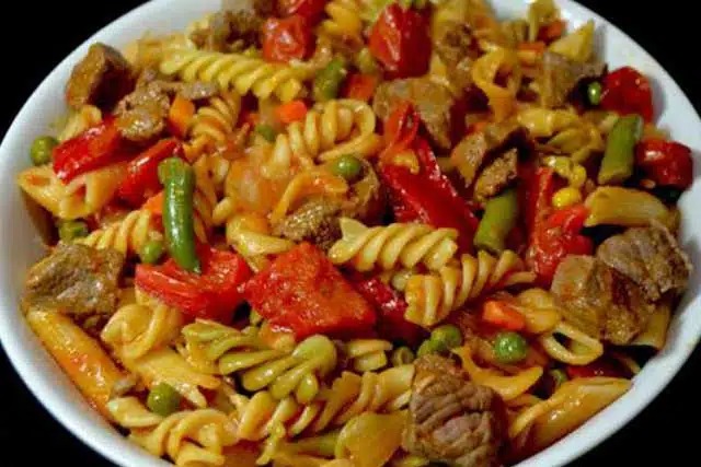 Smažené nudle se zeleninou a masem – recept