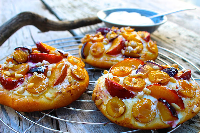 Tvarohové koláčky se švestkami, kozím sýrem a piniovými oříšky